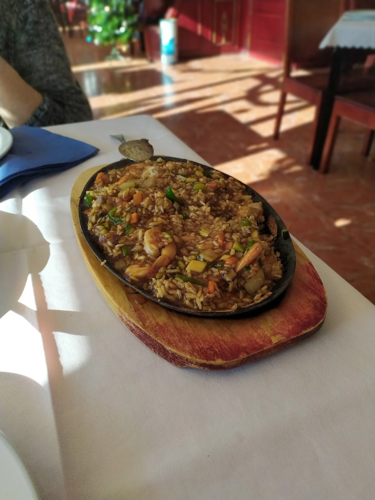 Berenjenas con ternera, en plancha caliente