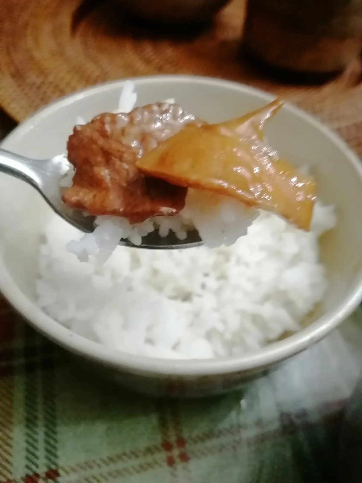 Cerdo agridulce sobre arroz