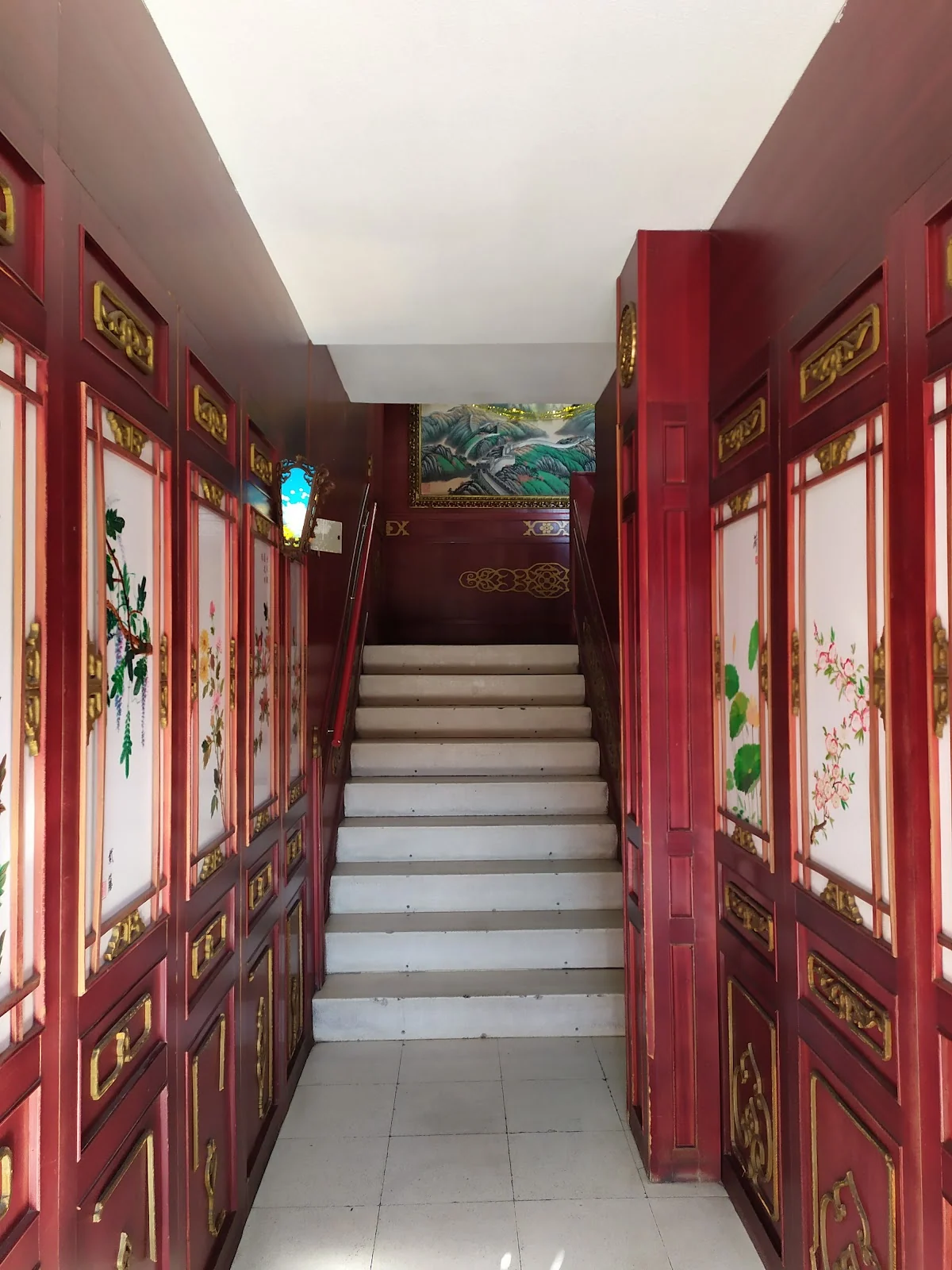 La entrada de El Sol, con los paneles rojos