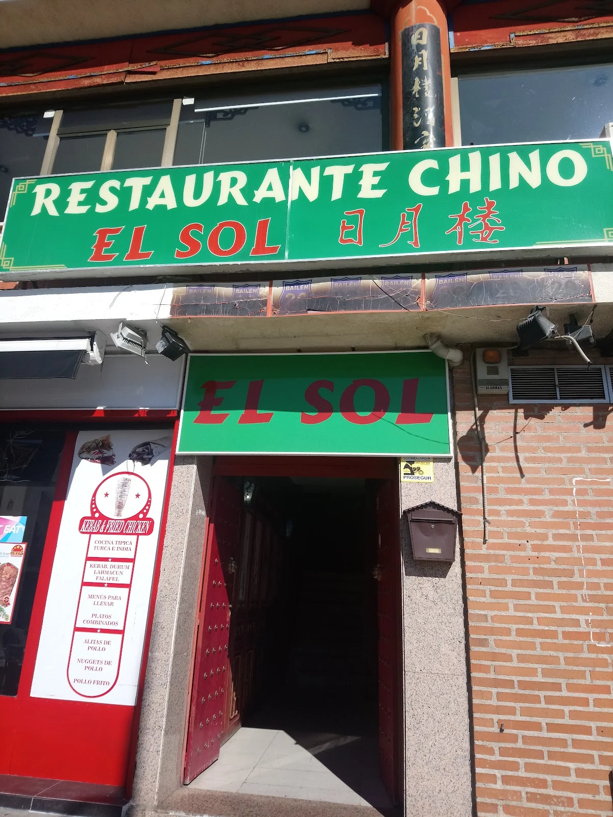 La fachada de El Sol, con su rótulo de restaurante chino