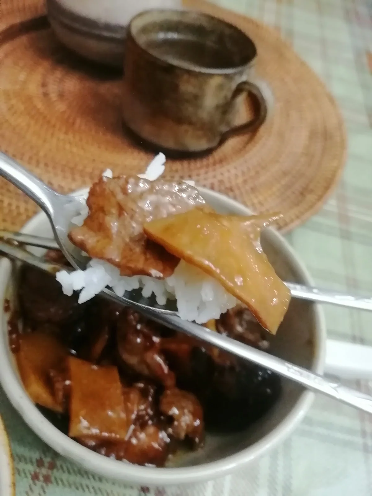 Cerdo con bambú y setas