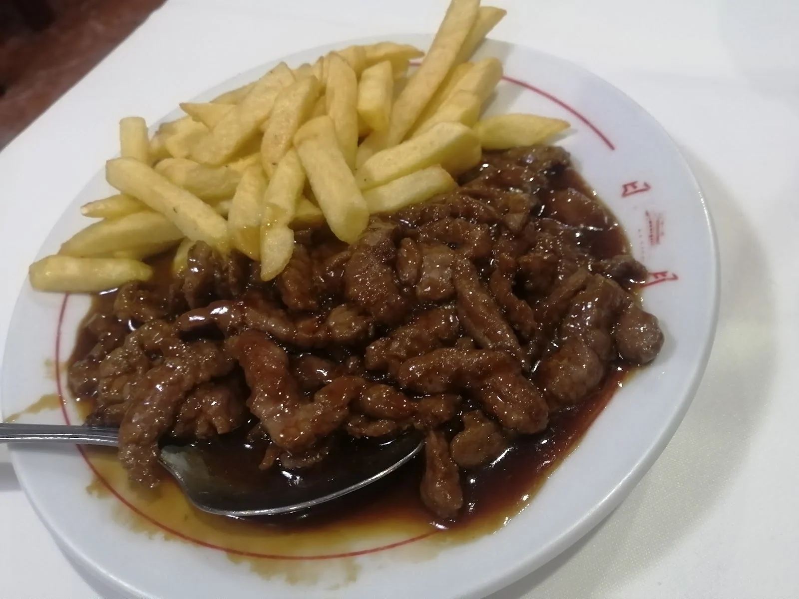 Ternera con patatas fritas